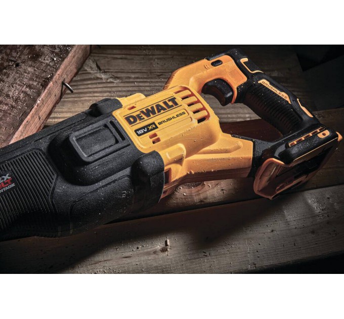 Пила шабельна акумуляторна DeWALT DCS386T1