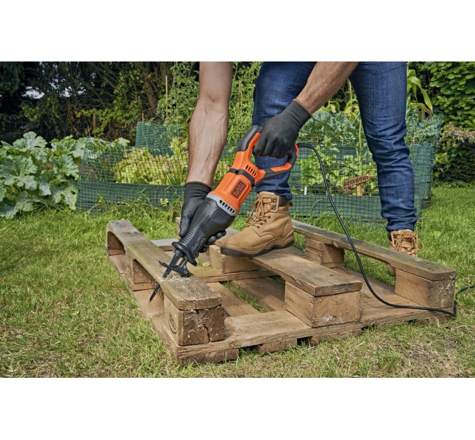 Пила шабельна мережева BLACK+DECKER BES301K